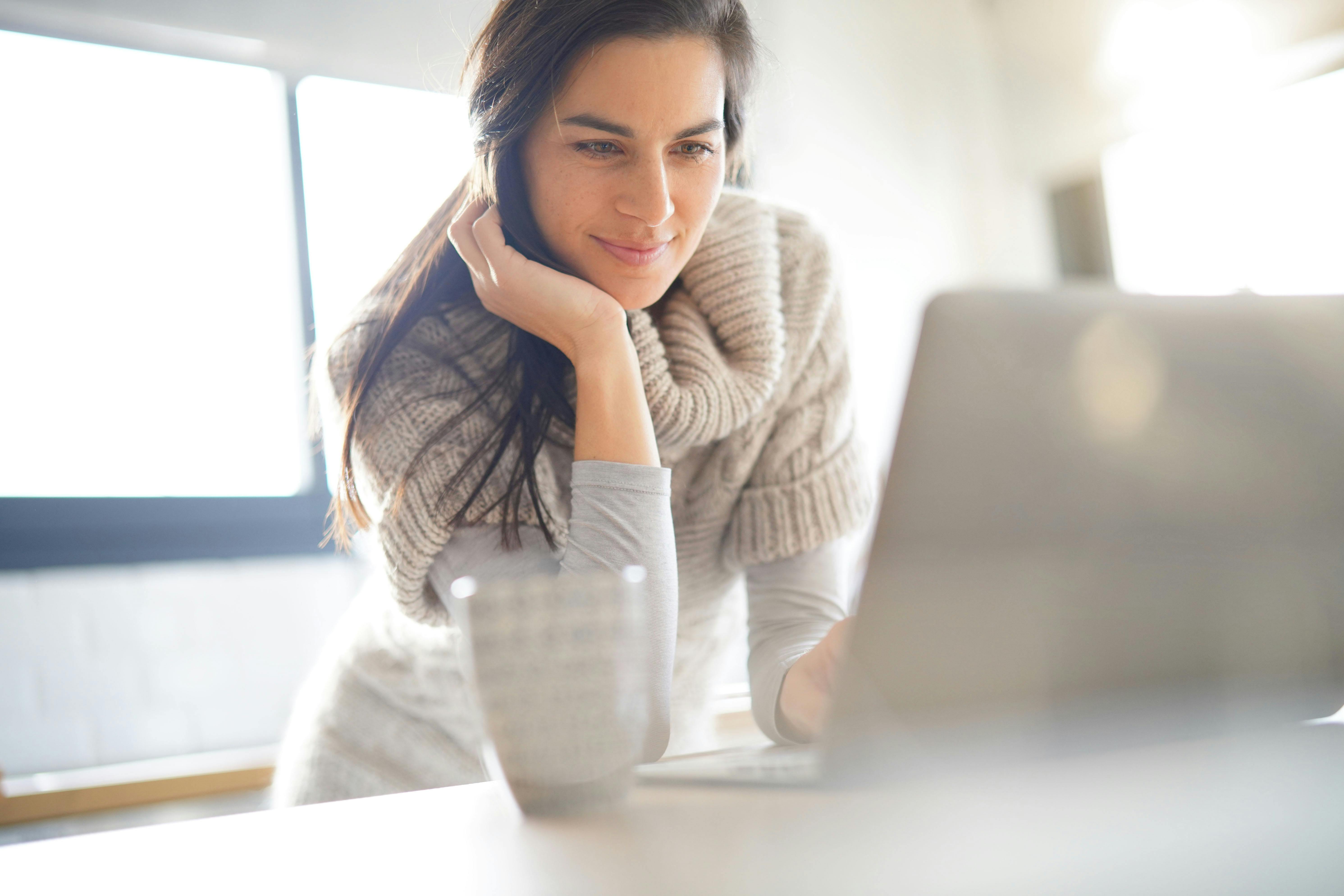 woman-on-computer