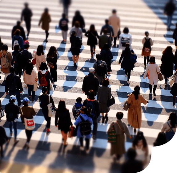 Pessoas atravessando a rua na faixa de pedestre.