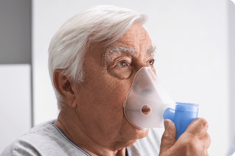 Pessoa mais velha fazendo nebulização