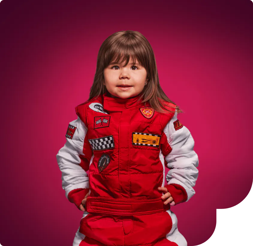 Criança vestida com roupa de piloto de corrida