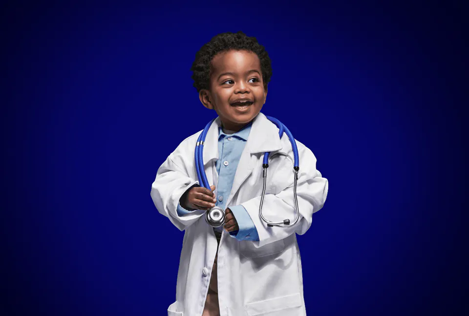 Criança vestida com roupa de médico