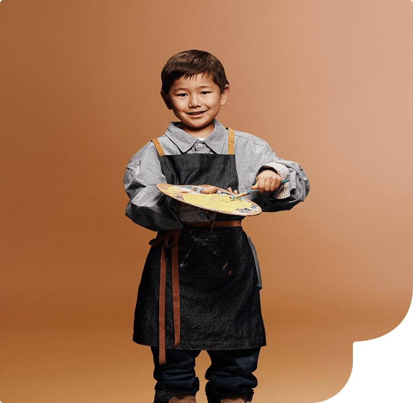 Criança vestida com roupa de pintor