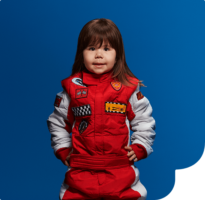 Criança vestida com roupa de piloto de corrida