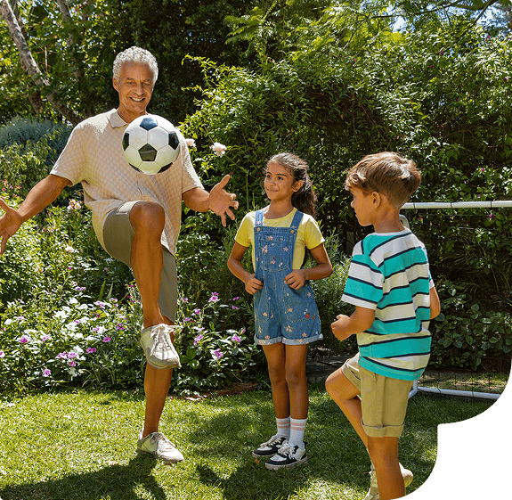 Adulto mais velho jogando bola com crianças
