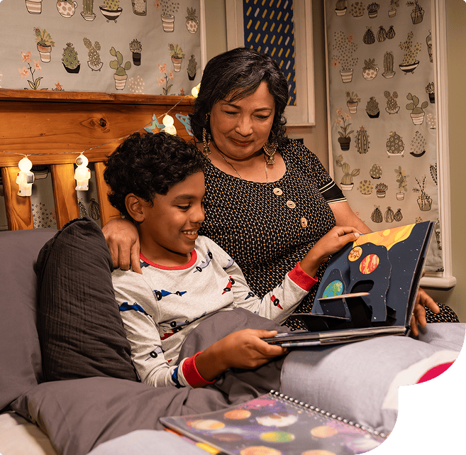 Mulher e jovem lendo uma livro
