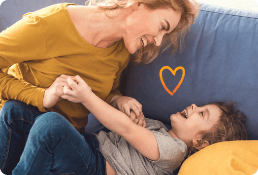 Mãe e filho em momento de carinho