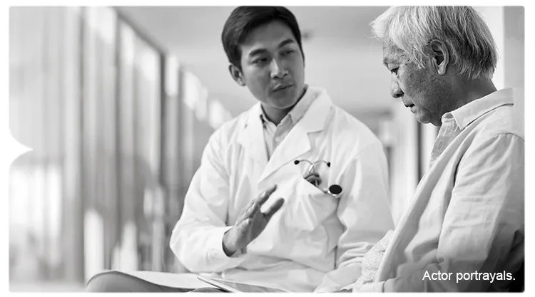 Image: Specialist talking to patient