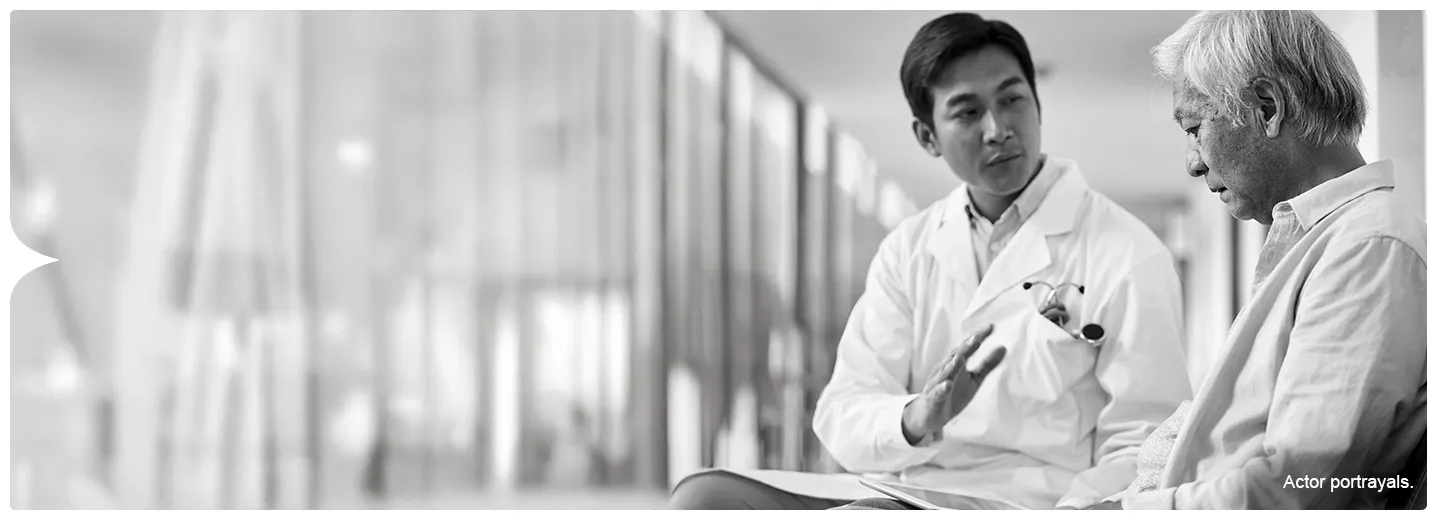 Image: Specialist talking to patient