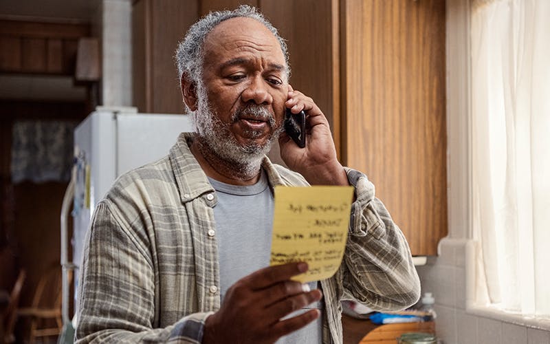 Image of COPD patient calling his doctor Image of COPD patient calling his doctor
