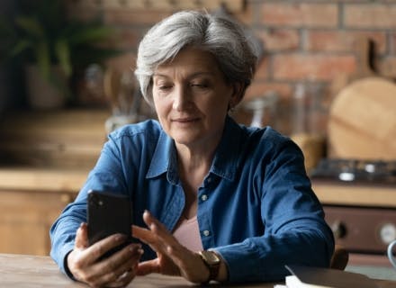 mujeres en telefono