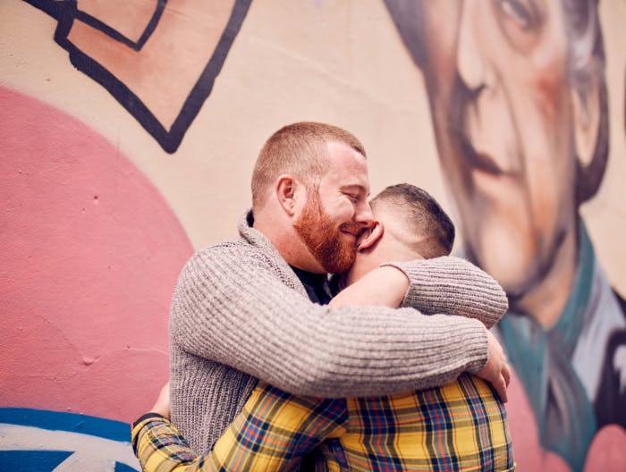 Zwei Männer der LGBTQ+ Community umarmen sich