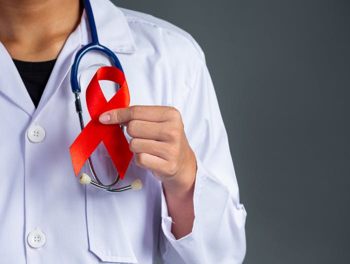 Arzt hält HIV Red Ribbon