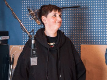 Wiltrut spricht im Positiv gestimmt Podcast Studio über ihren Umgang als Frau mit HIV.