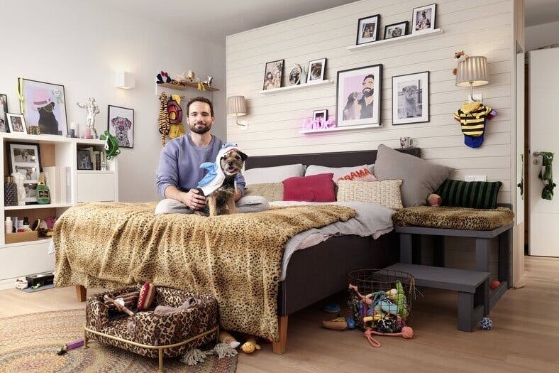 Bastian ist HIV Aktivist und hier mit seinem Hund George Bastian ist HIV Aktivist und hier mit seinem Hund George