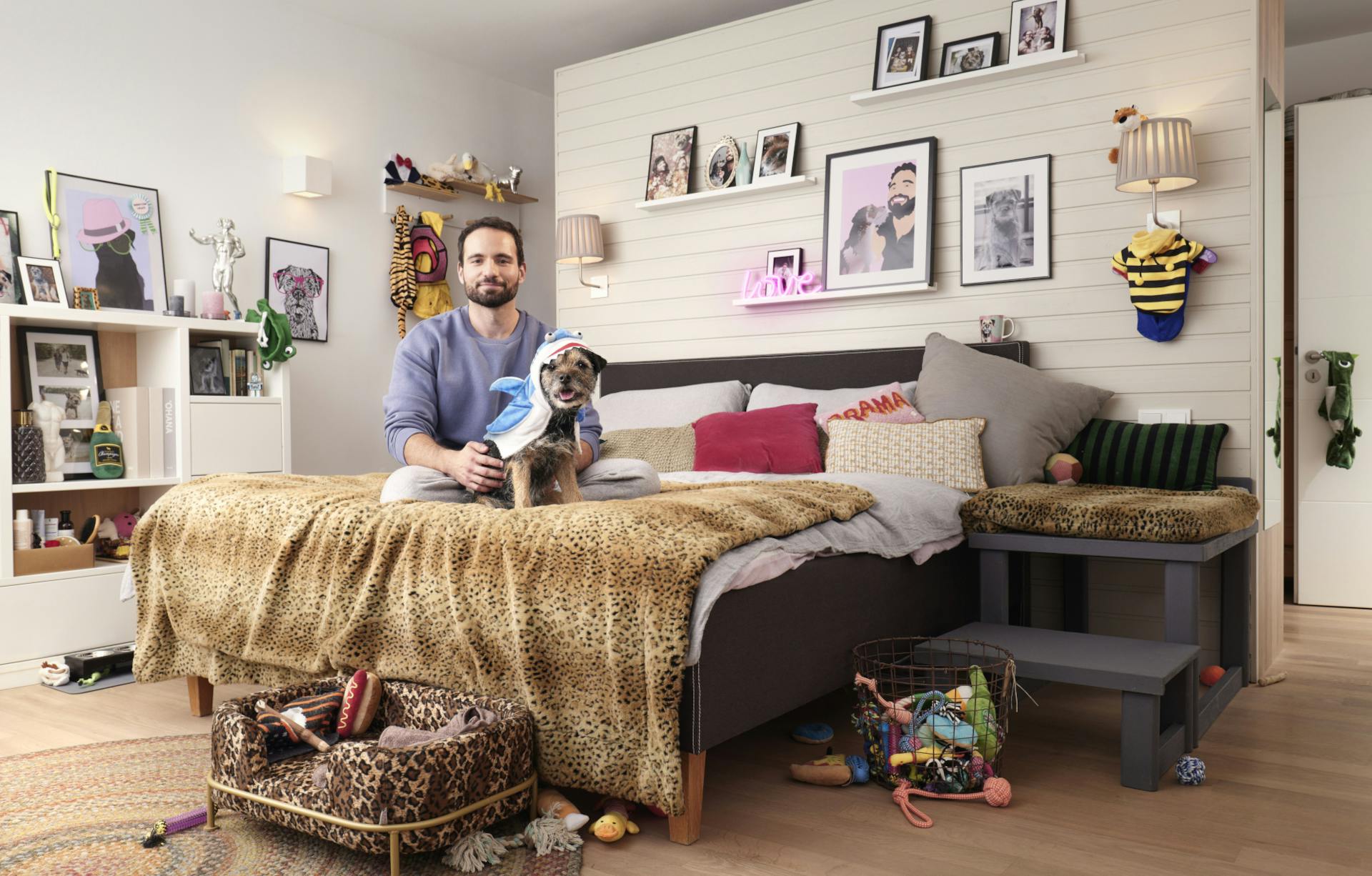 Bastian sitzt mit seinem Hund in seinem Apartment