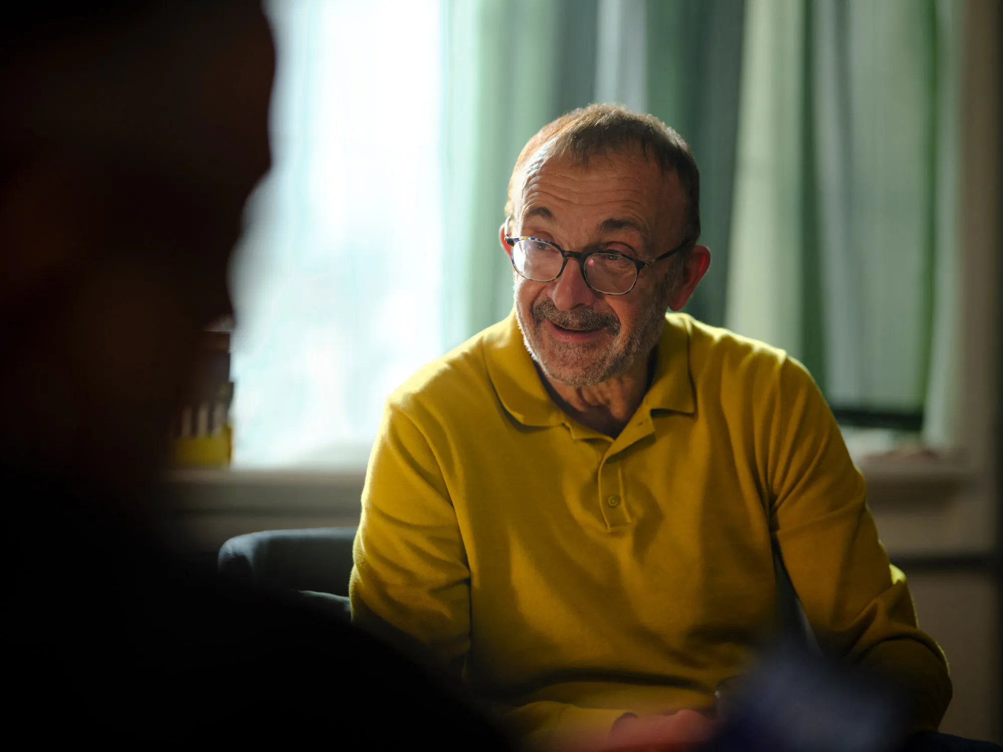 Axel spricht mit seinem Arzt aktiv und offen über seine Bedürfnisse und fragt aktiv nach seinen HIV-Therapieoptionen
