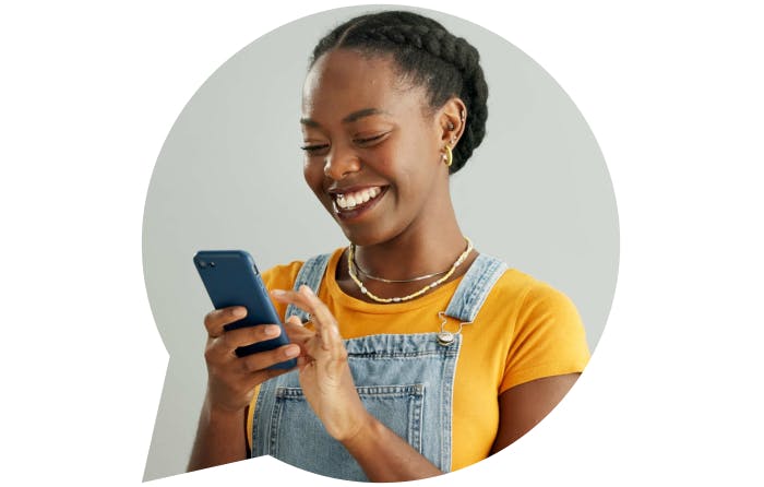 Une personne souriante naviguant sur son smartphone