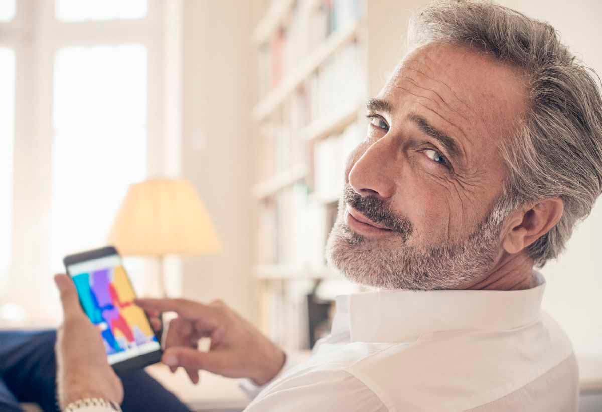 $titleDesktopImage Mature man using smart phone