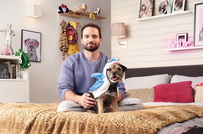 Un homme vivant avec le VIH se détend chez lui avec son chien