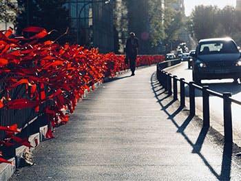 Proyecto National Policy: puente decorado con lazos rojos