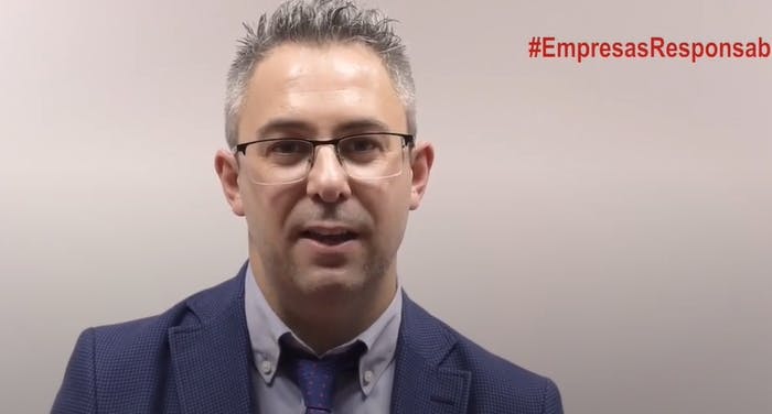 Hombre empresario con el hashtag de empresas responsables