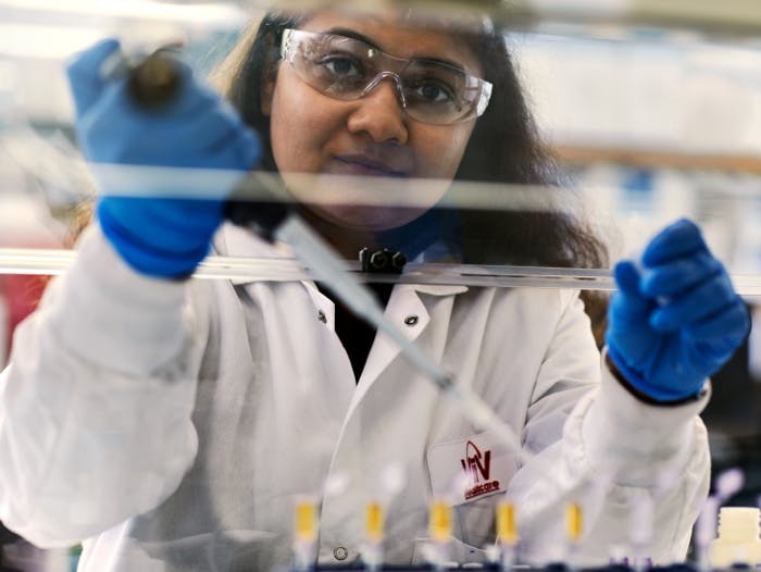 Shreya Pal, étudiante en sciences travaillant pour ViiV Soins de santé, utilisant une pipette