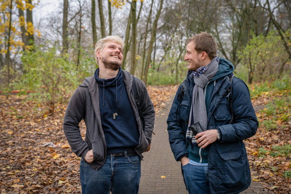 Deux hommes marchant sur un sentier dans un parc à Hambourg, en Allemagne. L'homme à gauche vit avec le VIH.