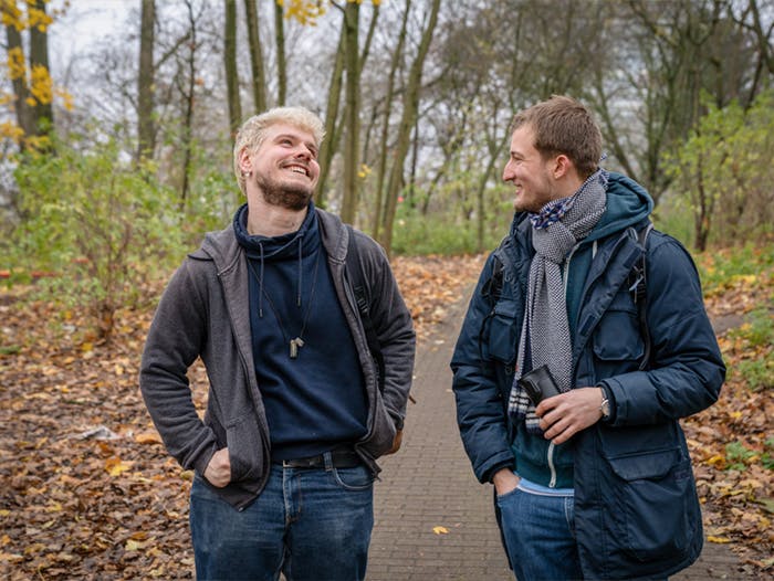 Deux hommes marchant sur un sentier dans un parc à Hambourg, en Allemagne. L'homme à gauche vit avec le VIH.